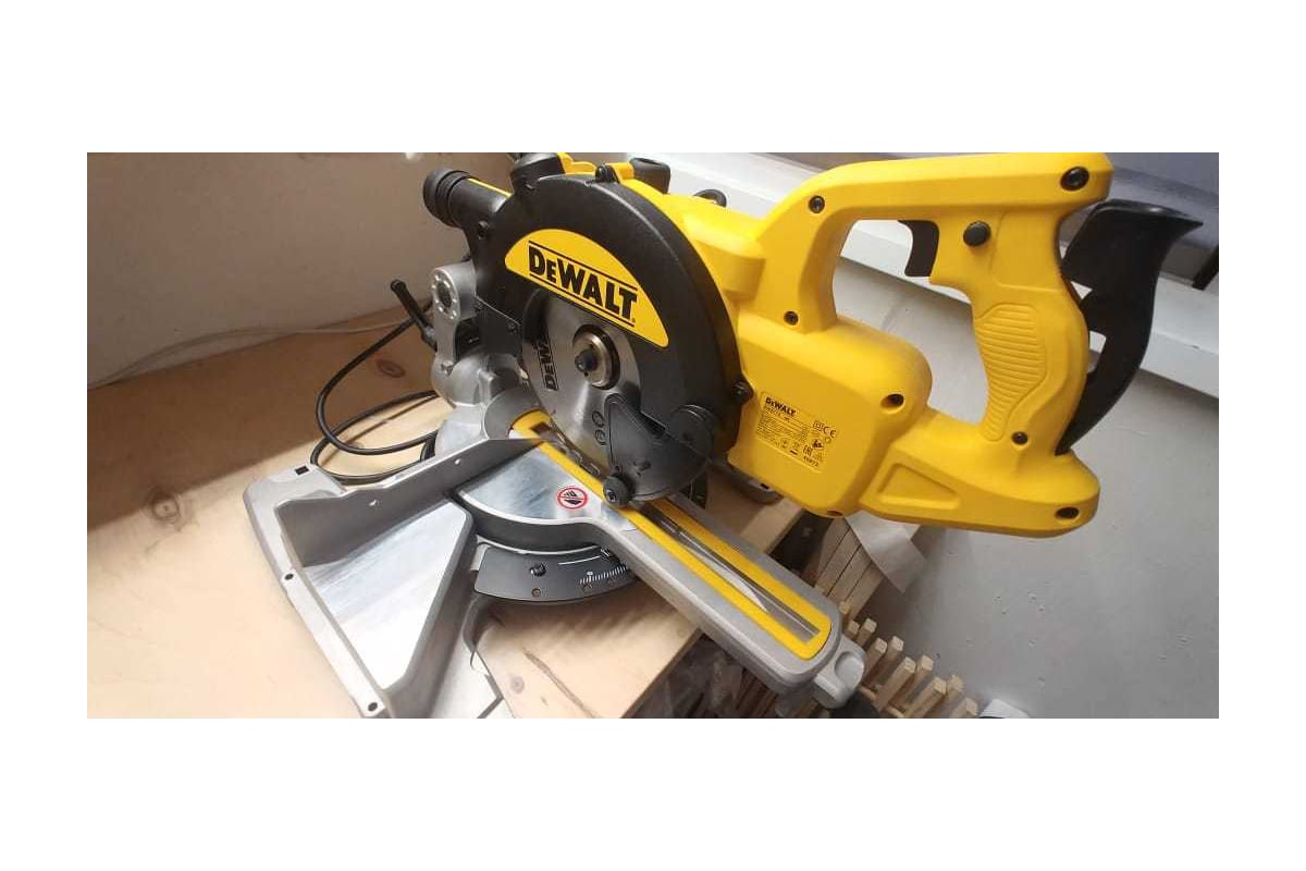 Торцовочная пила DeWalt DWS774