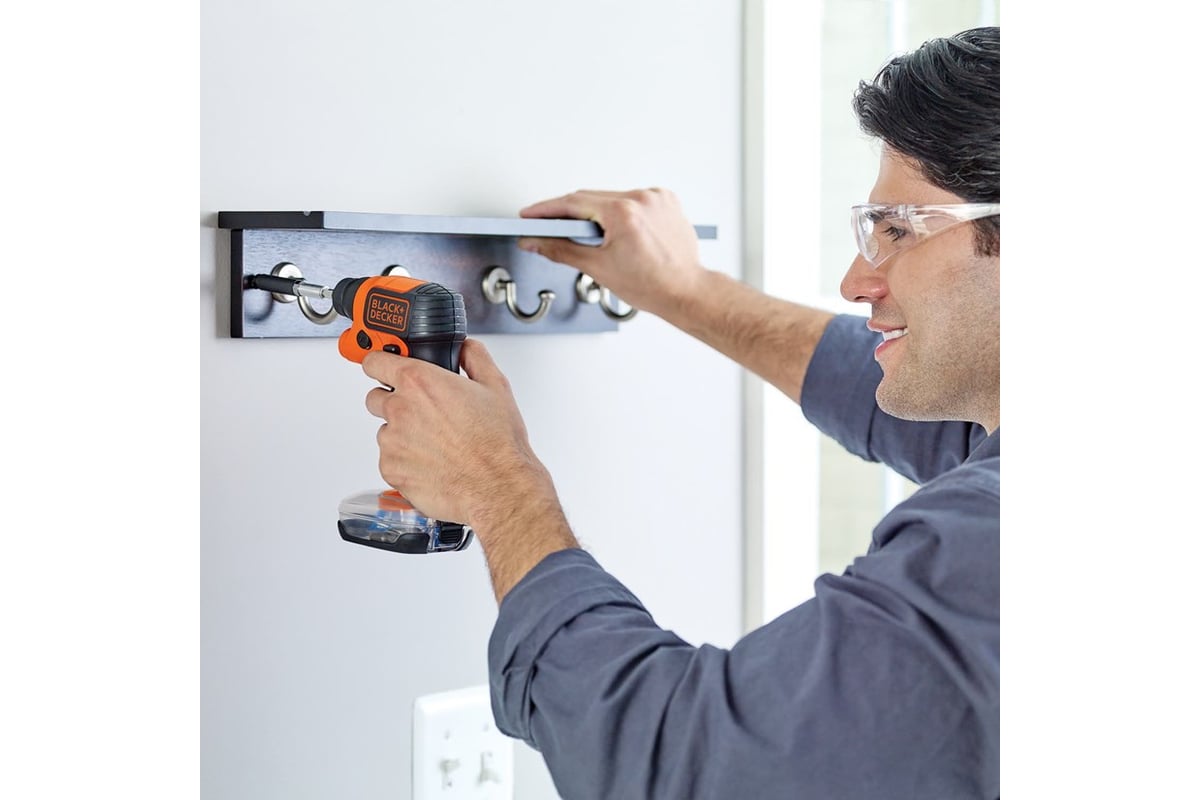 Аккумуляторная отвертка Black&Decker BDCSFS30C