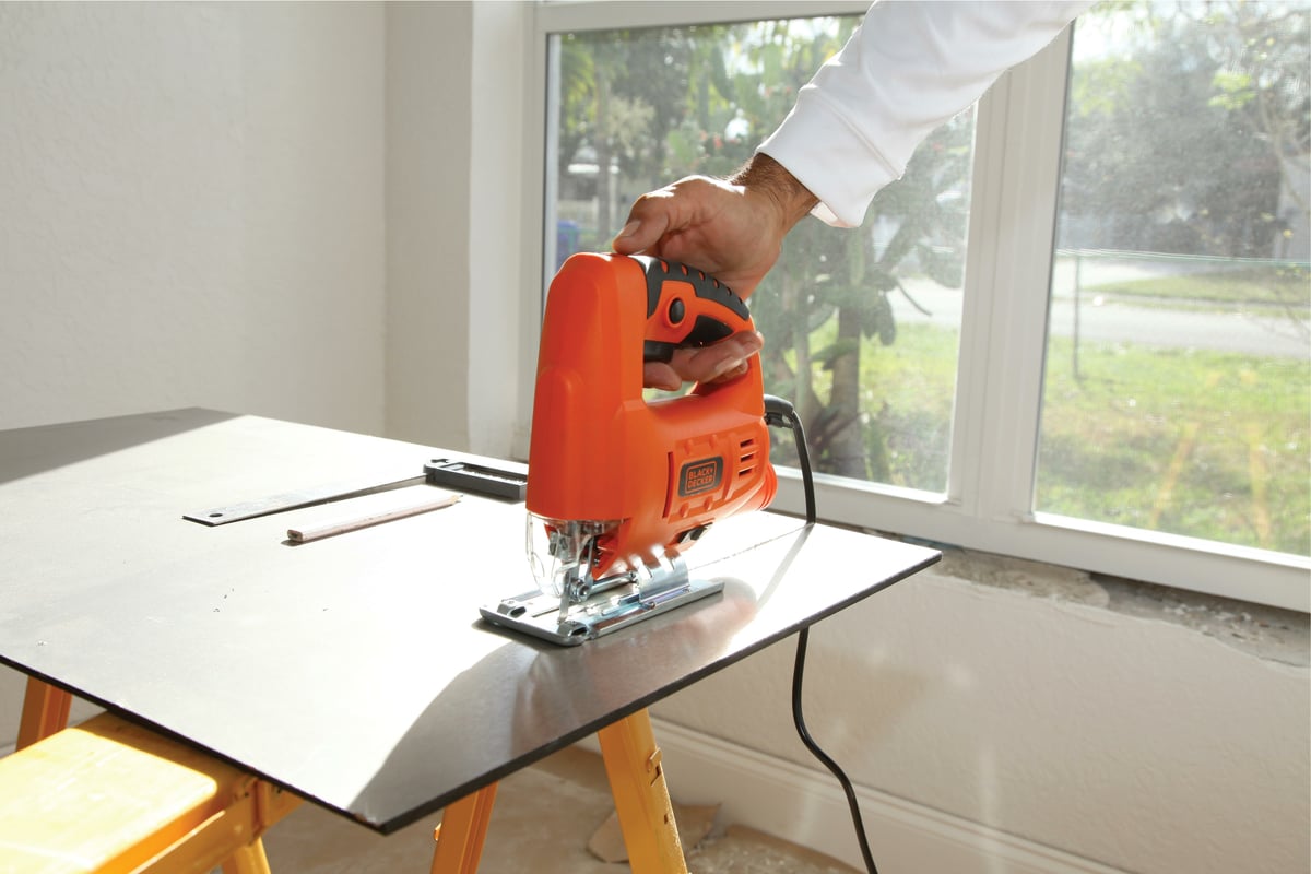 Лобзик Black&Decker JS20