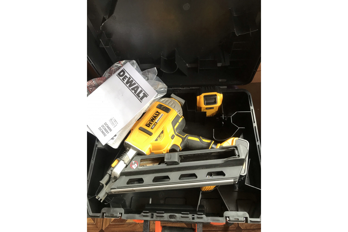 Степлер DeWalt DCN 692P2