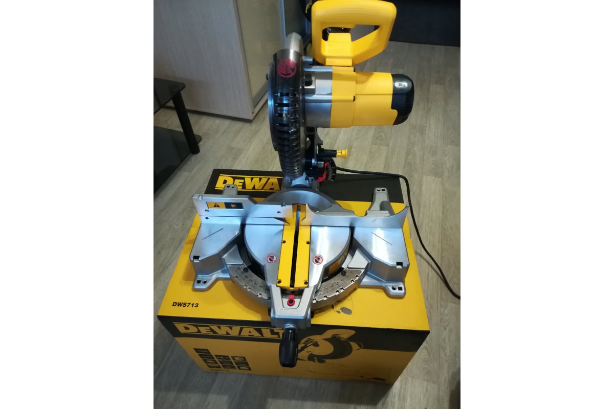 Торцовочная пила DeWalt 1600 Вт DWS713