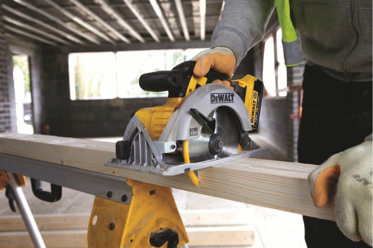 Дисковая пила DeWalt DCS391M2