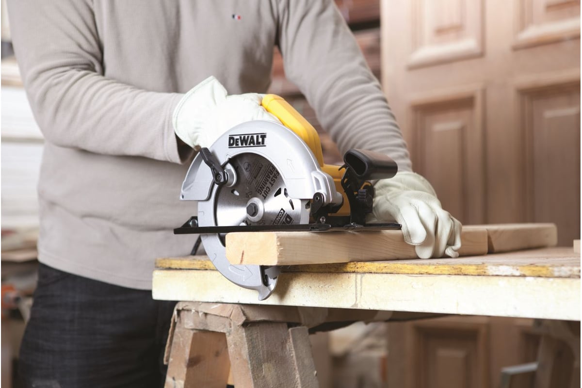 Дисковая пила DeWalt DWE 560