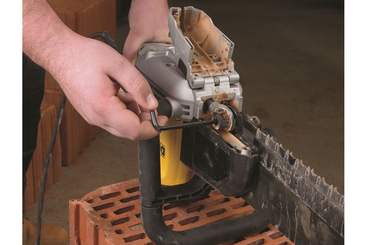 Пила DeWalt Аллигатор DWE398