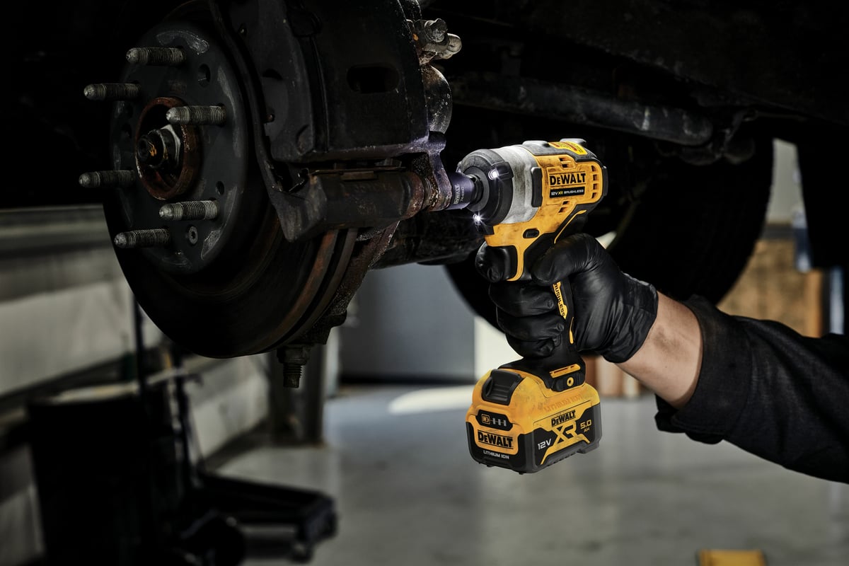 Гайковерт DeWalt 12В, 5 Ач DCF901P1-QW