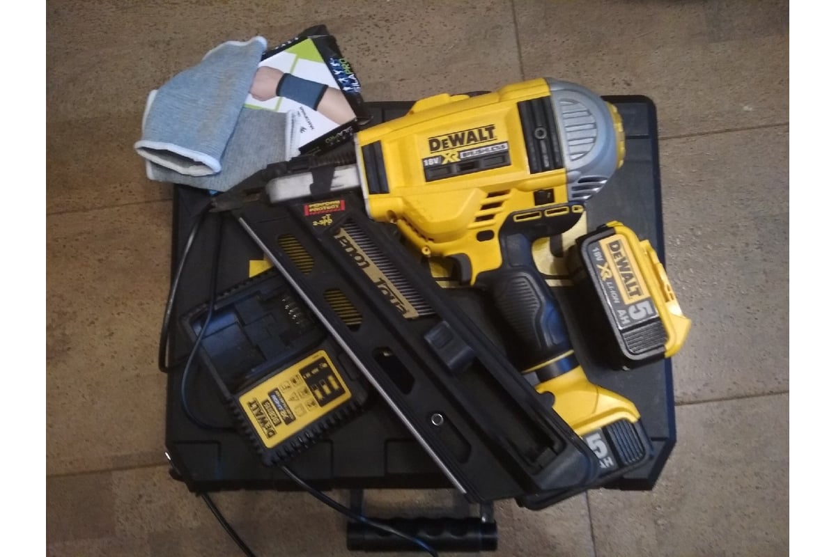 Степлер DeWalt DCN 692P2