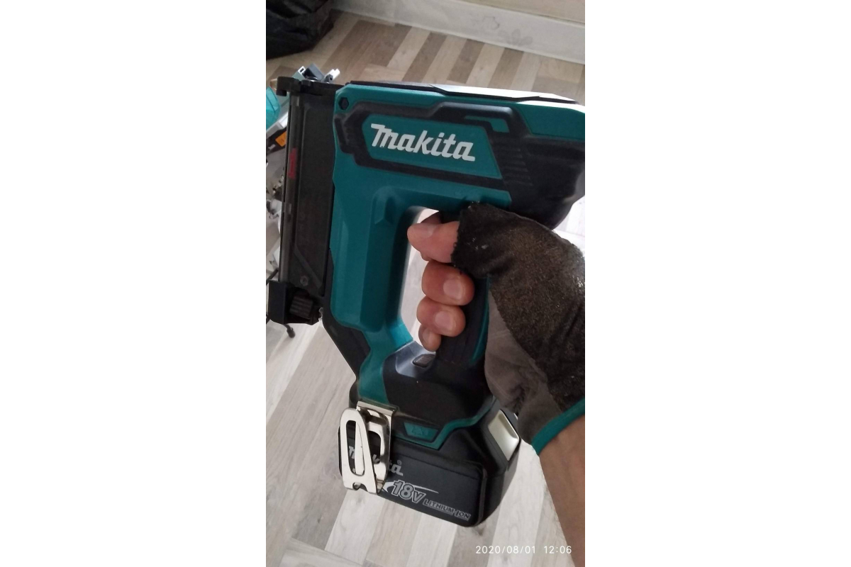 Аккумуляторный гвоздезабиватель Makita LXT DPT353RFE