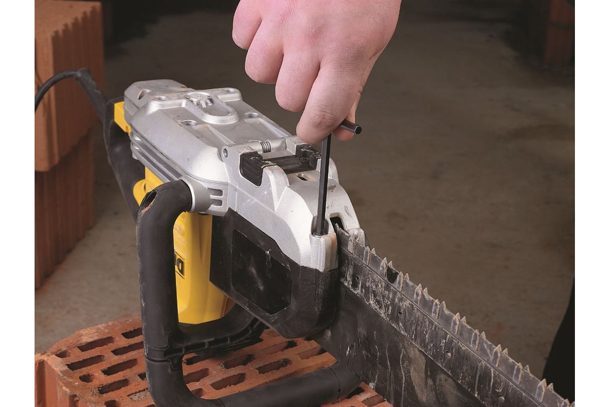 Пила DeWalt Аллигатор DWE398