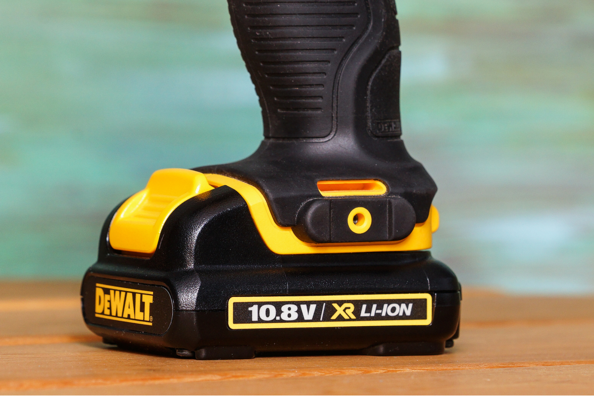 Аккумуляторная дрель-шуруповерт DeWalt DCD 710 C2