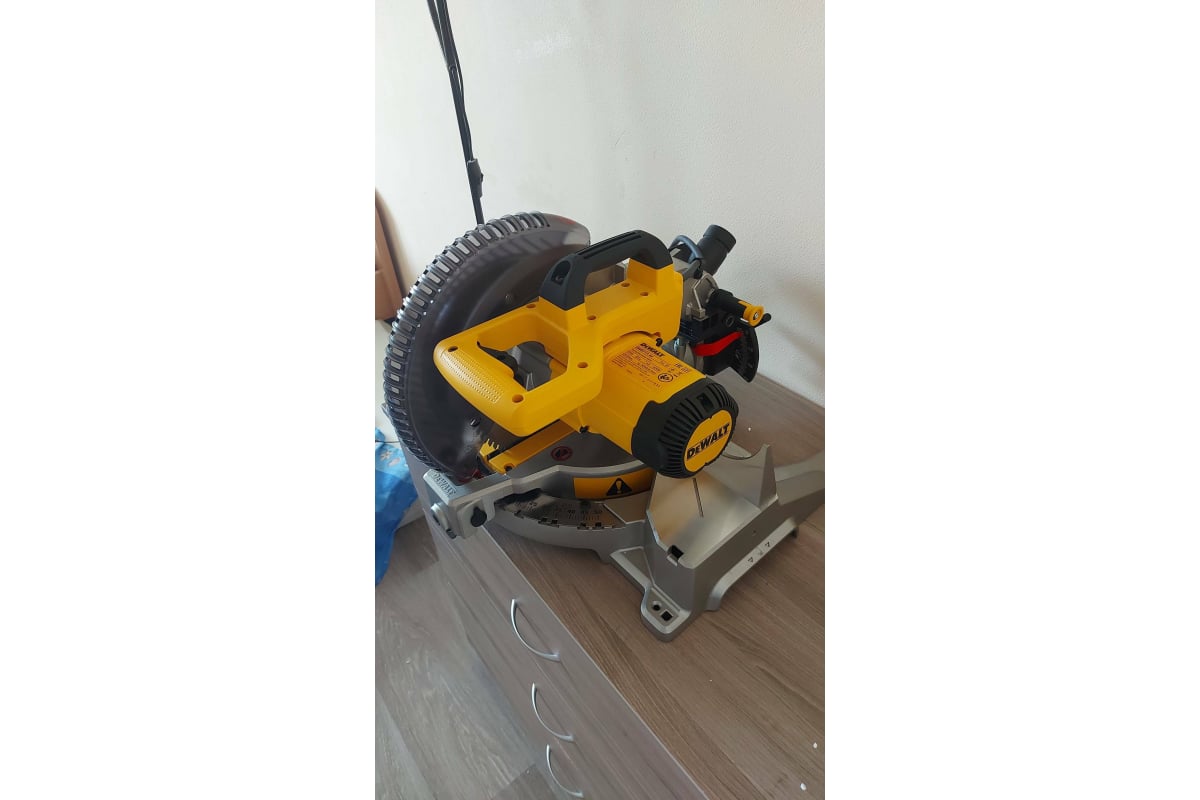 Торцовочная пила DeWalt 1600 Вт DWS713