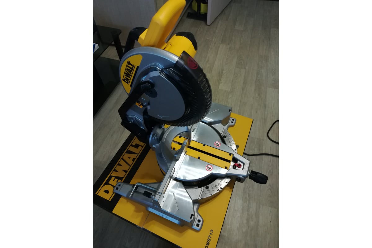 Торцовочная пила DeWalt 1600 Вт DWS713