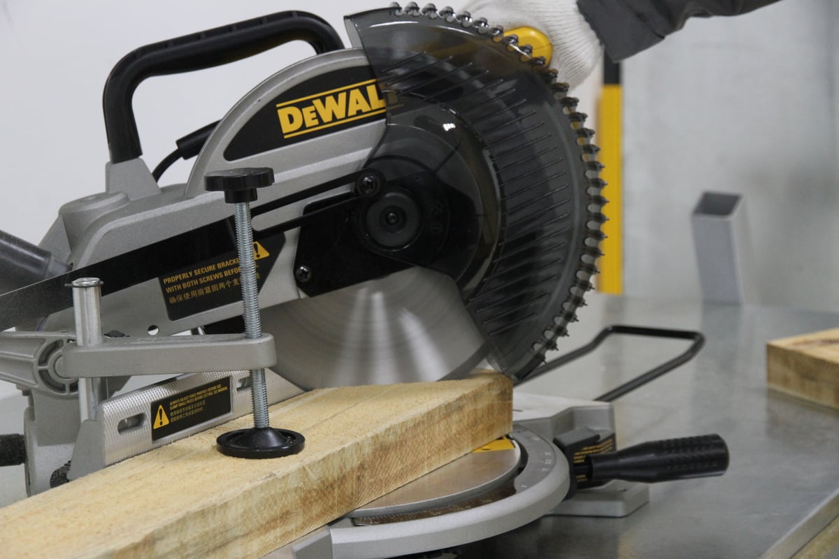 Торцовочная пила DeWalt DW714