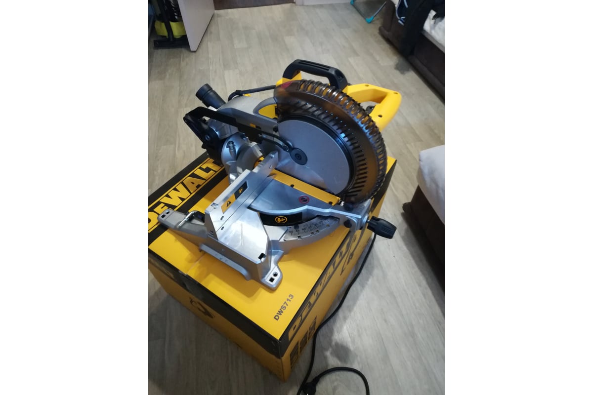 Торцовочная пила DeWalt 1600 Вт DWS713