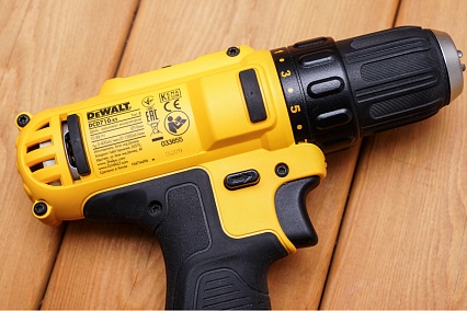 Аккумуляторная дрель-шуруповерт DeWalt DCD 710 C2