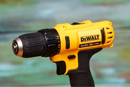 Аккумуляторная дрель-шуруповерт DeWalt DCD 710 C2