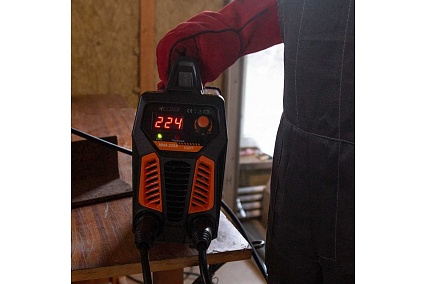 Сварочный аппарат WELDER LCD MMA-220A