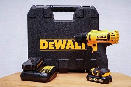 Аккумуляторная дрель-шуруповерт DeWalt DCD 710 C2