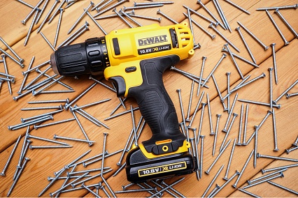 Аккумуляторная дрель-шуруповерт DeWalt DCD 710 C2